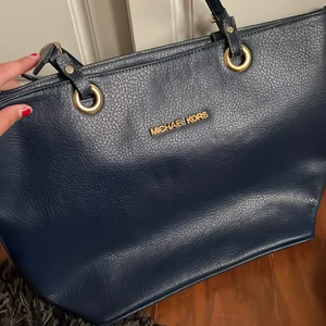 Michael kors  - Ingen äkta men en fin och välfungerande väska 