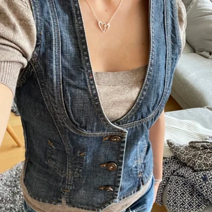 Jeansväst - Unik Jeansväst från märket Part Two i storlek 36. Skriv privat för fler bilder☺️ Köparen står för frakten.  