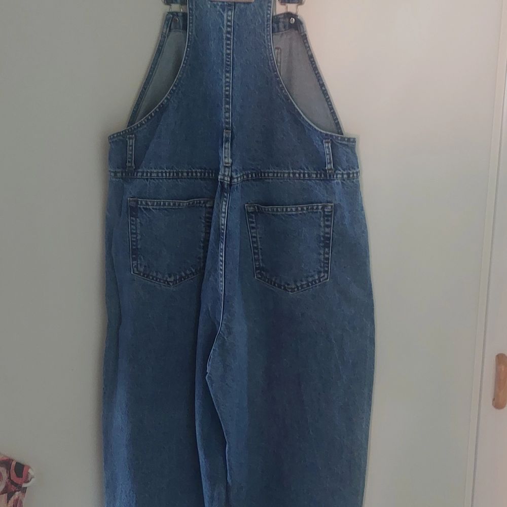 Hängslebyxor från beyond retro Stolek L men passar allt ifrån M-XL skulle jag säga. Till dig som budade så är jag hemskt ledsen! Min lilla kusin måste ha råkat komma emot någon knapp på annonsen av misstag!😵. Jeans & Byxor.