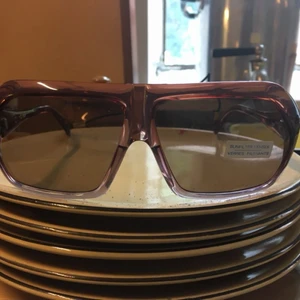 Retro solglasögon 1978 - Intressekoll på dessa handgjorda, unika och galet snygga militärsolbrillor. Tillverkade på kriminalvårdsanstalten i Norrköping 1978. Oanvända.  Pm vid intresse  Färg: brun/lila