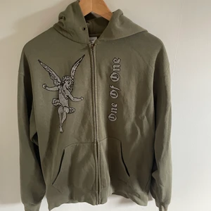 Hoddie ifrån one of one  - Fin hoddie ifrån one of one som inte kommer till användning, banden till huvan har tyvärr försvunnit men inget man tänker på 💖