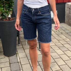 Vintage Levi’s Shorts - Vintage Levi’s shorts köpta från Urban Outfitters. Köptes för någon vecka sedan och är aldrig använda pga för små för mig. Dom är i storlek M men sitter såhär på någon som i vanliga fall har storlek XS/S.