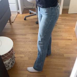 Skitsnygga jeans men som inte kommit till användning😩 Är 168 och dessa är i strl 36/S från h&m 🥰🥰