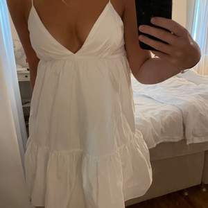 Säljer nu min vita zara klänning! Då jag inte använder den längre, den är i storlek s och är perfekt till sommaren! Köparen står för frakten