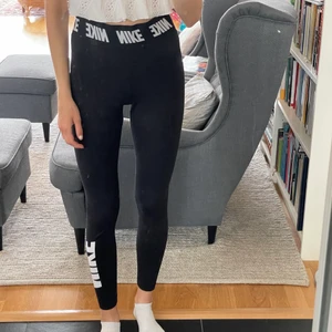 Tights - Ett par svarta högmidjade nike tights. Det står nike i midjan och på ena benet. Bara använda en gång när jag tog bilden, ny skick. Passar XS och S, jag är 169cm❤️
