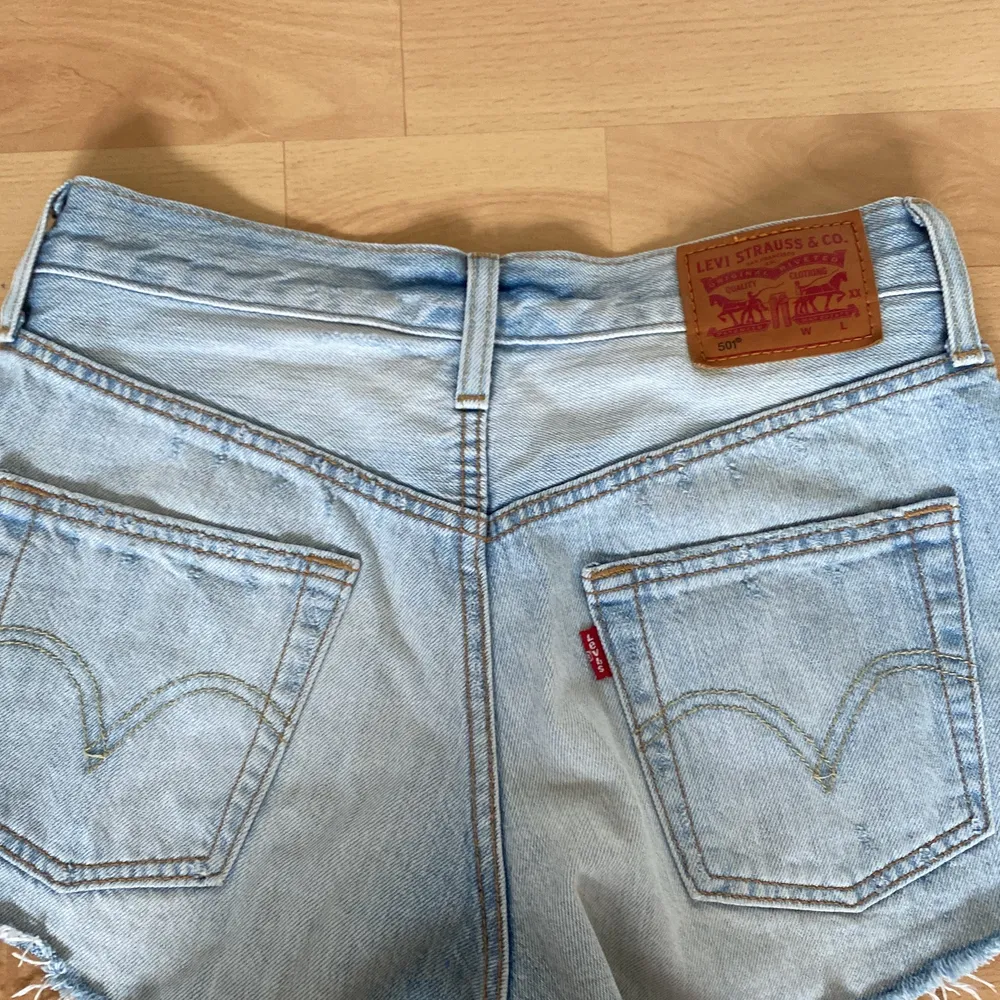 Blåa lågmidjade levis shorts, köpta begagnade. står ingen storlek men passar mig som vanligtvis har 25. 150kr+ frakt . Shorts.