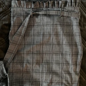 Kjol - sömmen är sprucken längst ner på kjolen men de är lätt att laga