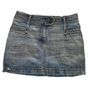 low-waist 00s jeanskjol HM - cool low-waist jeanskjol hittad second hand i Alicante, Spanien! Jättebra skick🌏 budgivning om många är intresserade! midjemått runtom: 74cm (för liten för mig så kan ej visa på🙃) 