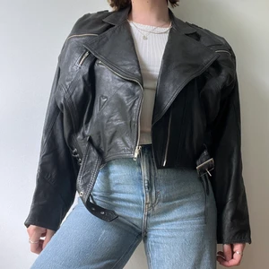 Unik vintage skinnjacka  - Fler bilder på samma jacka som annonsen innan 🖤