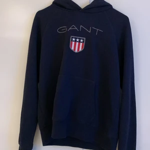 GANT hoodie - Säljer nu min mörkblåa Gant hoodie som inte har några slitningar alls och är i princip i nyskick. Den sitter perfekt på mig som är 160cm lång och vanligtvis har storlek S i hoodies🤩💕