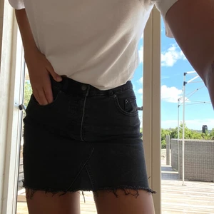 Jeanskjol från Gina Tricot med knappar i strl 38 - Jeanskjol från Gina tricot i strl 38 med knappar framtill. Stretchiga tyg, och i bra skick. Köparen står för frakt!