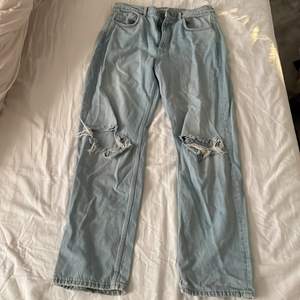 Jeans från Gina med hög midja och vida ben storlek 42  Köparen betalar eventuell frakt kan annars möta upp Göteborg-kungsbacka