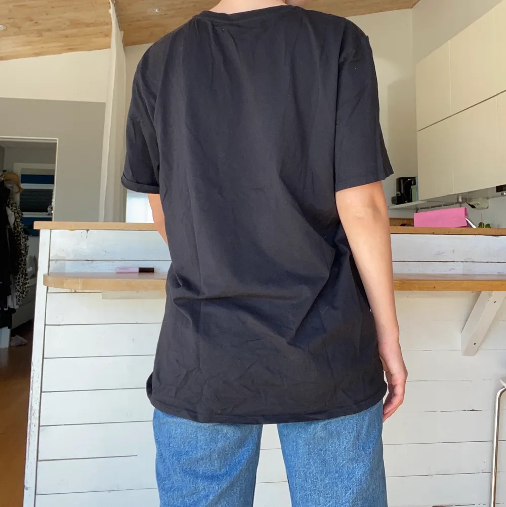 Svart t-shirt med tryck i strl XL från NA-KD. Jag som är S/M har använt den som en oversized t-shirt, har använt mycket men är i bra skick. Köparen står för frakt!. T-shirts.