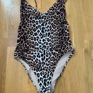 H&M leopard djurmönstrad badräkt slutsåld storlek 36 - Använd en säsong, klippt bort lappen men är storlek 36. Den är jätte snygg på!