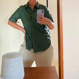 Läser likande skjorta - Kortärmad skjorta i läder likande material från Ginatricot🤍