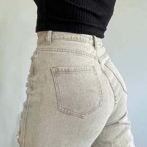 Fina snålt använda jeans från missguided tall. Org pris:411kr. Menad att vara sliten–revor + hål. Super skönt material med lagom baggy stil. Då det tall så är byxorna lite längre och passar alla beroende på önskad stil,jagär 172cm. Skriv för bilder💗 