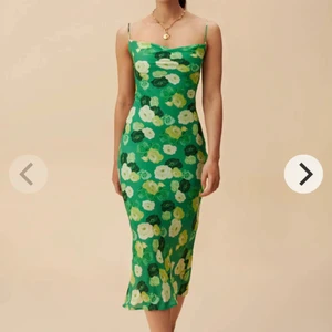 Adoore Vienna Dress Floral Green - Säljer en oanvänd Adoore klänning, lapparna är borttagna. Storlek 38 (går att justera storleken med banden). 💚
