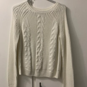 Stickad tröja - Vit stickad tröja