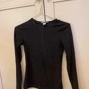 Svart tröja - Svart tröja från hm, det är en fläck på bilden men jag tvättar bort det innan för det är bara lite smink