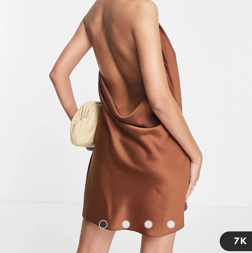 Brun klänning med halterneck i siden-imitation. Asos. Oanvänd. Nyskick. 38.. Klänningar.