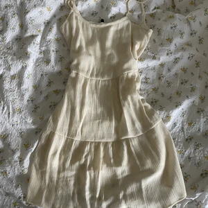 Strandklänning  - Sommarklänning från hm, sparsamt använd perfekt till standen💕