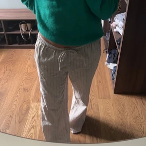 Linnebyxa - Säljer mina heltoanvända randiga linnebyxor från Hm, de är i storlek M och säljer då de är lite för stora för mig (jag är 163). Super fina till sommaren!