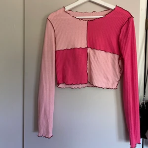 Top  - Rosa Top från shein  St : s/ m  Kvalite : bra använd bara 3 gånger  Frakt : 39kr 