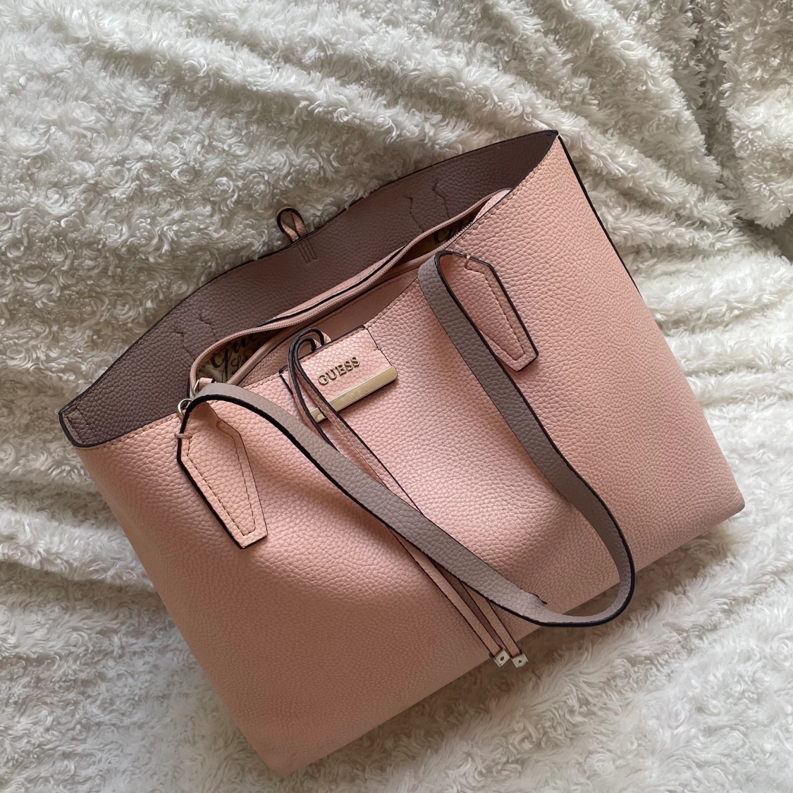 Rosa shoppingväska Guess