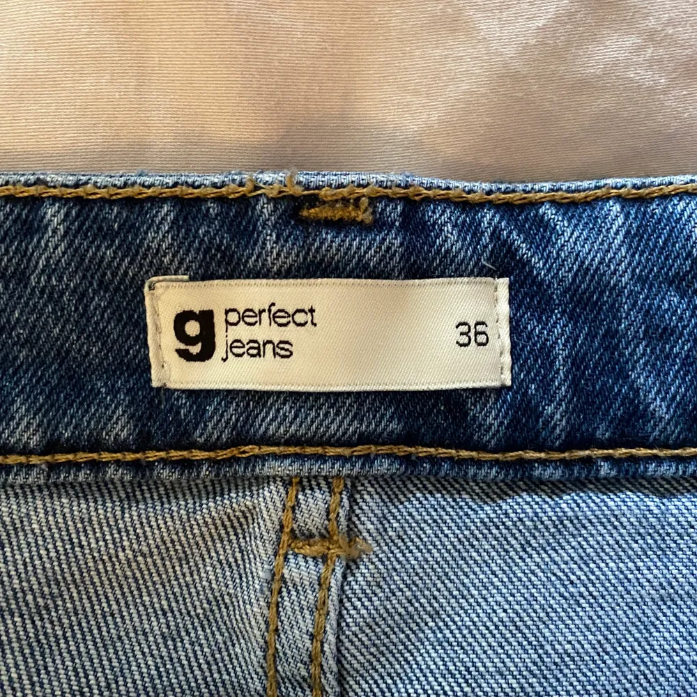 Slitna (slitna i modellen alltså) blåa högmidjade jeans från Gina Tricot. . Jeans & Byxor.