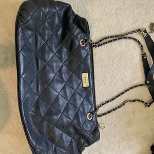 En svart väska  - En DKNY väska som endast användes ett få tal gånger som får plats med allt du behöver. 