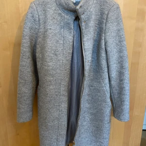 Rock i fint skick - Rock från Vila, i väldigt fint skick. Dragkedja fram och fickor i sidorna. Materialet är tjockt så rocken är relativt tung. 