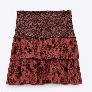 Säljer denna populära kjol från zara! Använd 2 gånger. Första bilden är lånad, jag har fler bilder så det är bara att höra av dig om du vill ha fler! Köp direkt för 270kr
