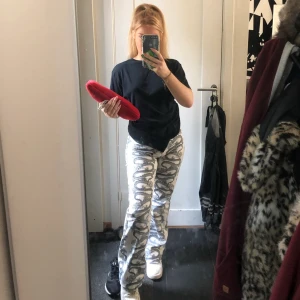 Motel rocks byxor - Byxor från motel rocks. Så sköna och snygg modell. Upplagda för att passa mig som är 160 ca, men går att sprätta upp om det skulle vara så!