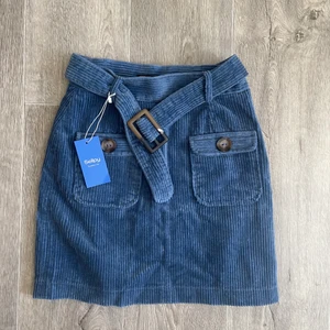 Vintage kjol  - Blå vintage kjol med fickor och Justeringsbart bälte. Köpt på Sellpy men aldrig använd. 💙