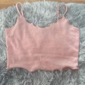 Ett väldigt basic rosa linne som max är använt två ggr. Storlek XS men funkar även som S! Väldigt fint på och prisvärt. 💕 OBS; köparen står för frakten.