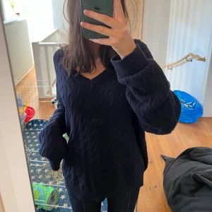 stickad tröja - från brandy melville, använd några gånger men är som ny! Tvättas innan den skickas såklart (lite smutsig på armen just nu men kan tvättas bort!). För referens är jag en XS-S, men eftersom den är oversized på mig passar den många andra storlekar också!☺️