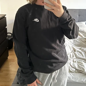 Svart Nike sweatshirt  - En svart Nike sweatshirt. Storlek M herrmodell, lite oversized. Fint skick. 200kr + frakt 66kr🖤