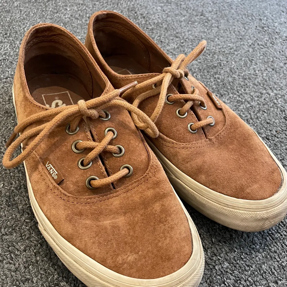 Jättesnygga beige/bruna Vans i mocka! Lite använda men inget som är trasigt! Strl 37 så de är tyvärr för små för mig :/ Skriv privat om du undrar något!. Skor.