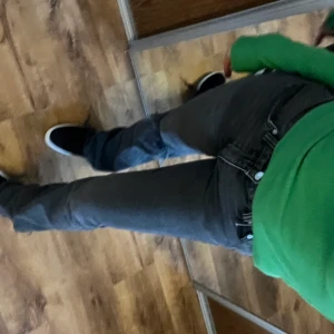 Snygga jeans  - Säljer dessa grå jeans med hål i ena knäet för dem inte längre kommer till användning. Super snygga och nästan helt oanvända. Köpte för 500 men säljer för 400