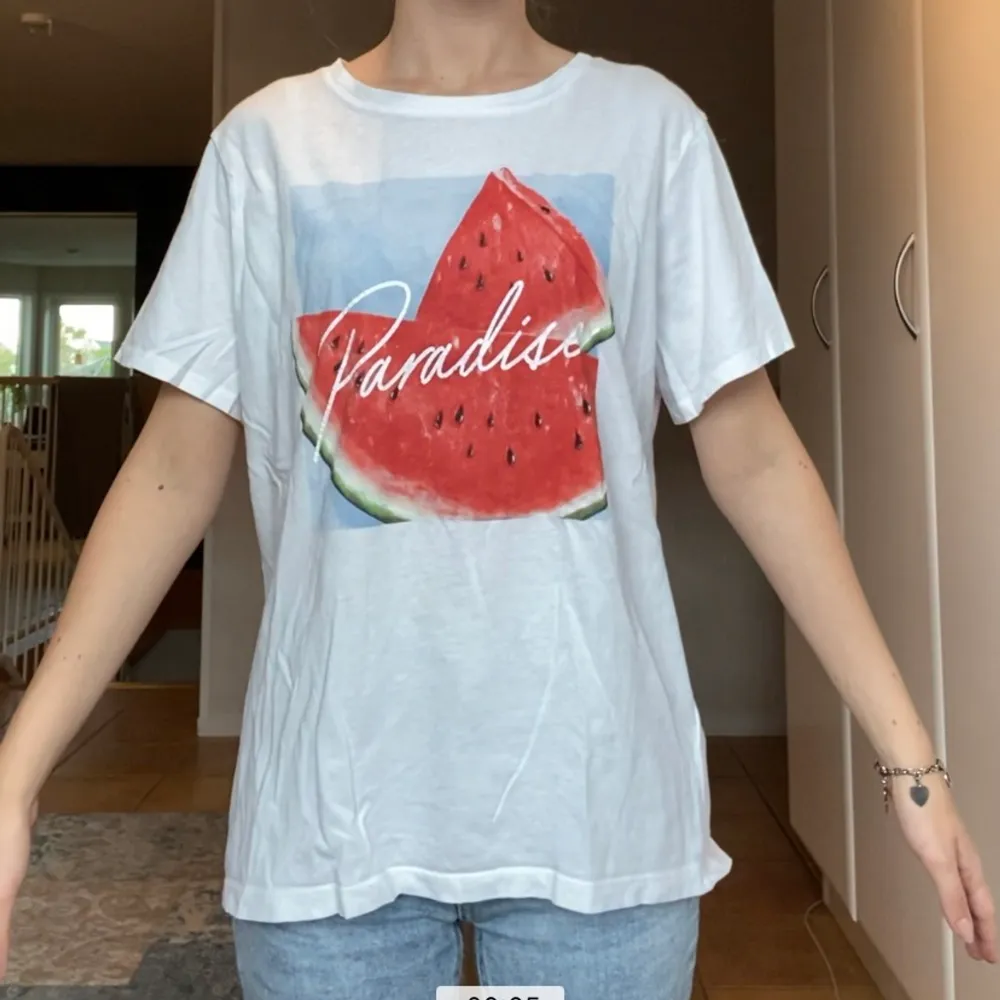 Vit T-shirt med tryck från H&M. Säljer för att det inte är min stil längre. Nyskick. Kontakta mig via sms för mer info (nummer i min bio), köpare står för frakt . T-shirts.