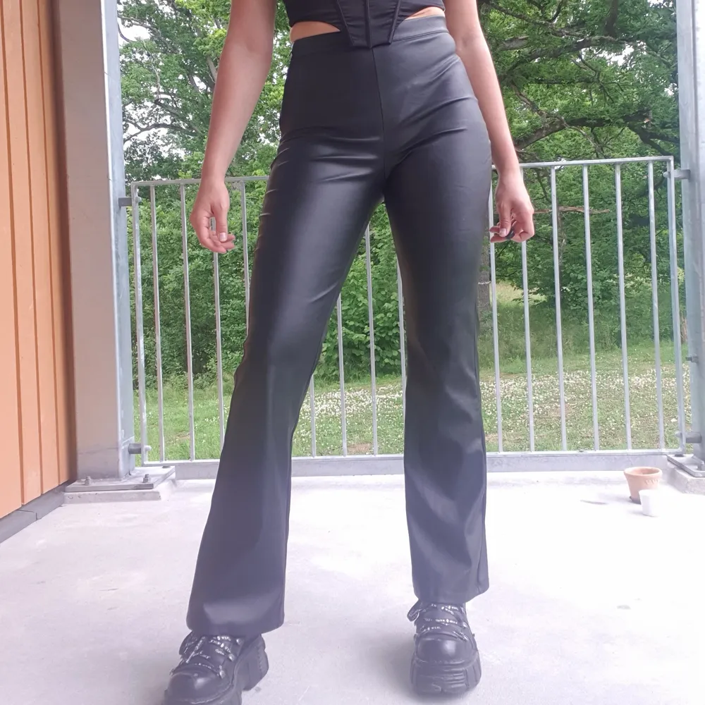 The most gorgeous vegan leather pants with a slightly flared leg. So slim fitting and sexy, highwaisted and breathable. You couldn't ask for a more sexy pair of vegan leather pants. High quality and very comfy!. Jeans & Byxor.