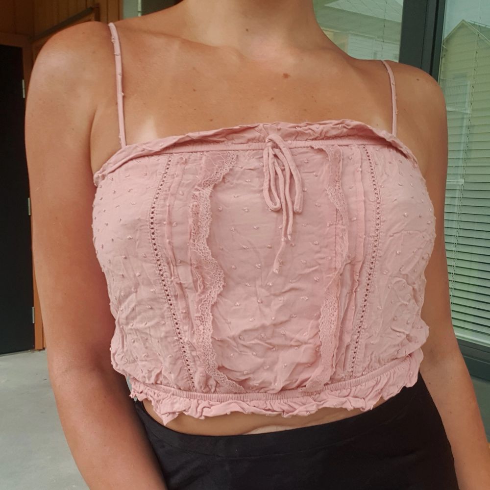 Perfectly dainty top, in a light pink color. A lovely top for drinks in the summer time. 💞💗💓. Toppar.