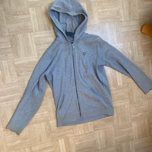 Lyle & scott tröja - Lyle & scott zip hoodie, använt ett par gånger, storlek M. Köpare står för frakt.