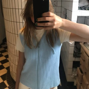 Blå väst - Blå väst, trög dragskedja men fungerar men lite tålamod annars bra skick , frakt tillkommer utöver priset