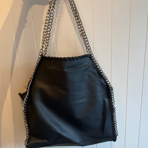 Väska - Stella maccartney-liknande väska i bra skick!! Snygg till allt och många fack inuti. Köparen står för frakten, hör av er vid frågor🪁☁️💙