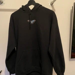Svart hoodie  - Fin hoodie med fjäril 