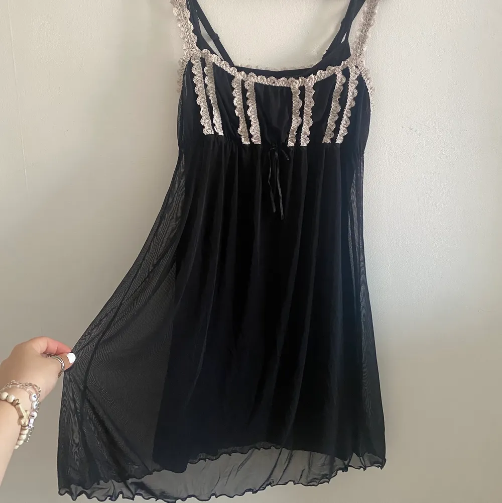 !!Säljer fler svarta klänningar!! Denna svarta klänningen är också en av de 4 jag köpte (Läs mina tidigare inlägg).  Denhär klänningen är dock i mesh med vita spets detaljer, man får med en svart klänning att ha under om man vill (gratis).💞💞. Klänningar.