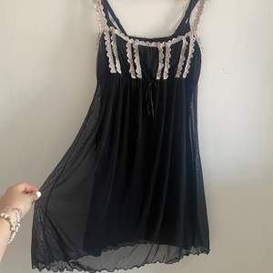 !!Säljer fler svarta klänningar!! Denna svarta klänningen är också en av de 4 jag köpte (Läs mina tidigare inlägg).  Denhär klänningen är dock i mesh med vita spets detaljer, man får med en svart klänning att ha under om man vill (gratis).💞💞