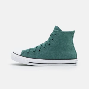 Gröna converse - Jättefina converse i väldigt bra skick. Jag har bytt snörena till vita, men har kvar de gröna också. Nypris 779kr🤗  