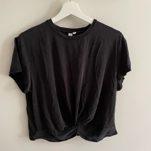 Svart silkeslen topp - Topp från & other Stories, silkeslen. 